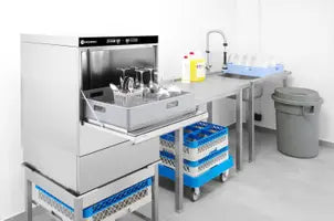 Dettaglio interno lavastoviglie HENDI 40x40 con bracci in acciaio inox.