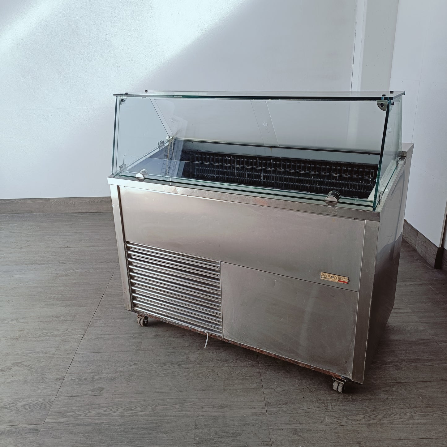 Vetrina refrigerata per gelati Gelorama 131x70x97 cm con pannelli trasparenti e illuminazione