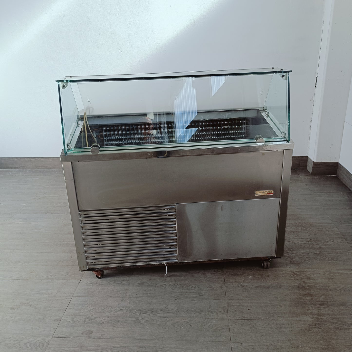 Vetrina refrigerata per gelati Gelorama 131x70x97 cm con pannelli trasparenti e illuminazione