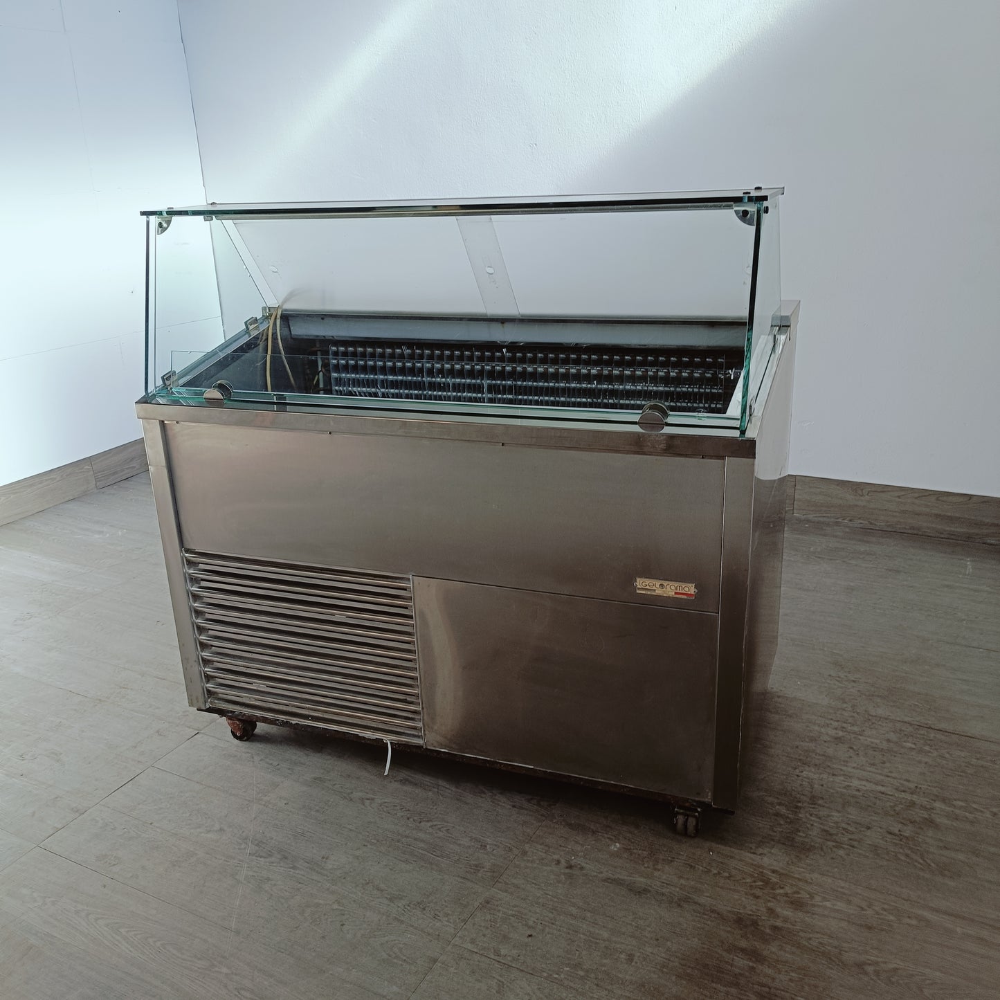 Vetrina refrigerata per gelati Gelorama 131x70x97 cm con pannelli trasparenti e illuminazione