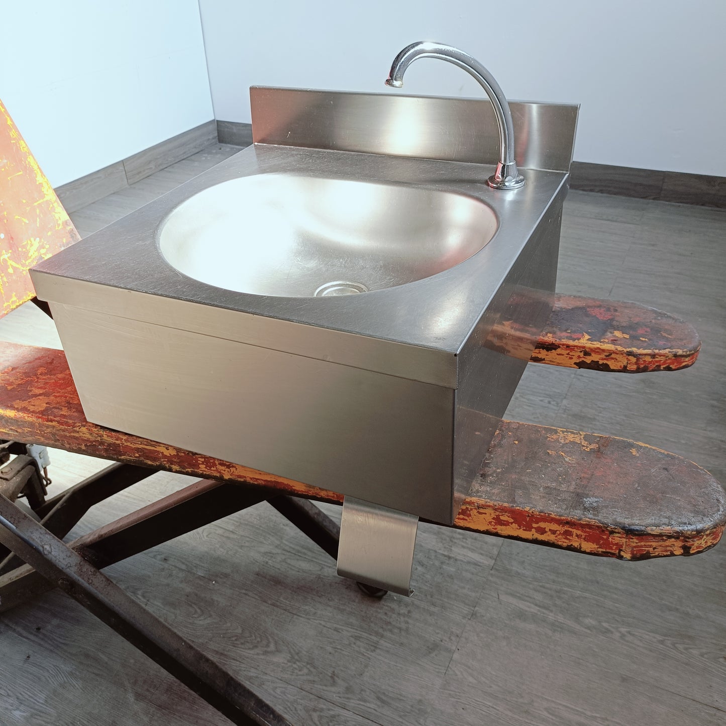 “lavandino in acciaio inox comandi a ginocchio 50 x 50 cm