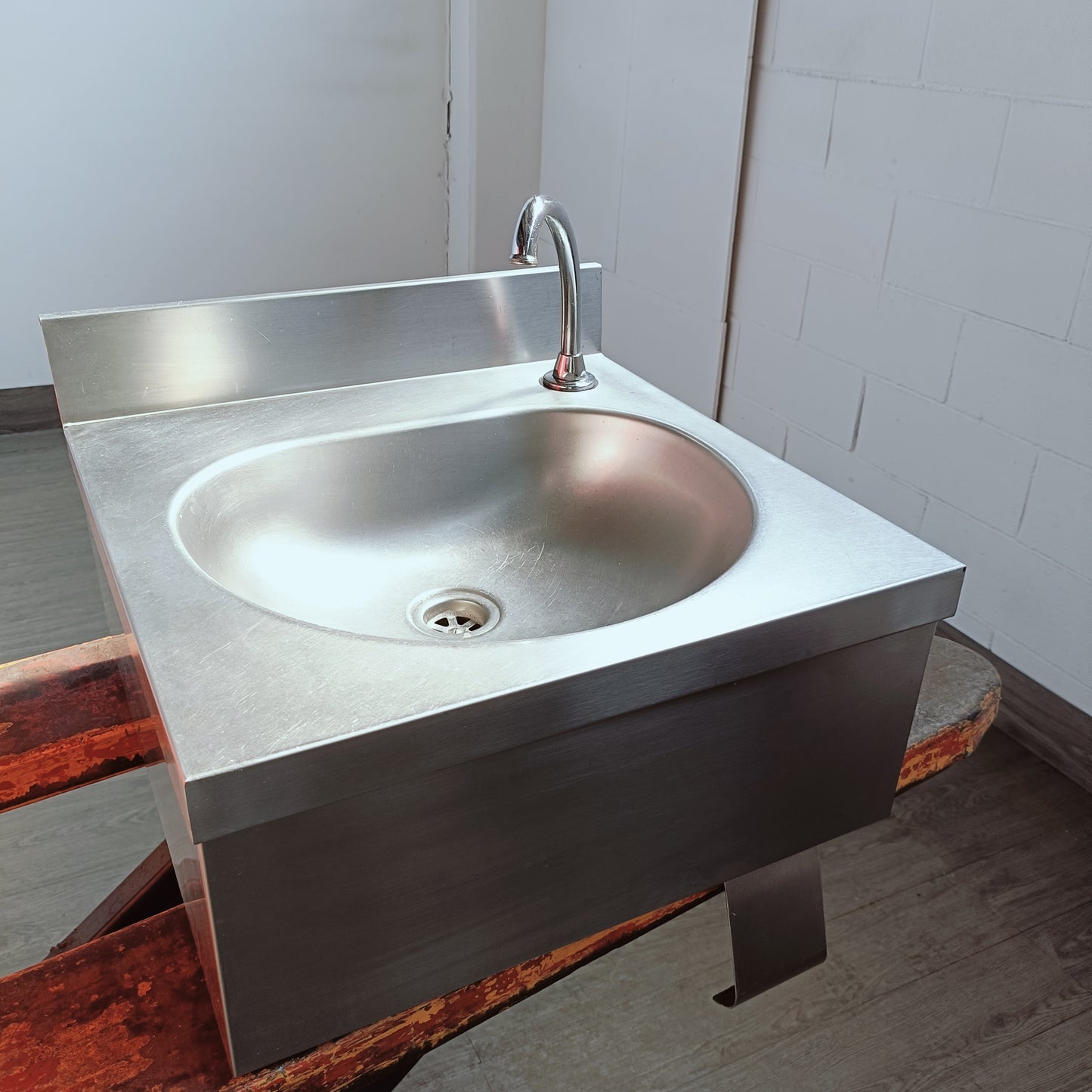 “lavandino in acciaio inox comandi a ginocchio 50 x 50 cm